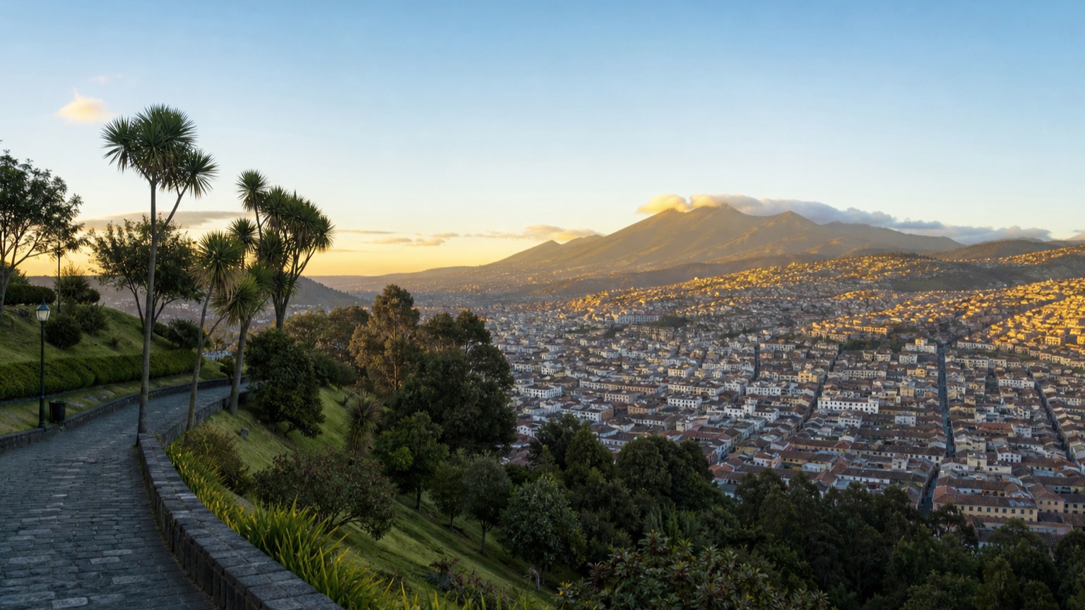 Sendero y mirador del Parque Itchimbía con vista panorámica del centro histórico de Quito