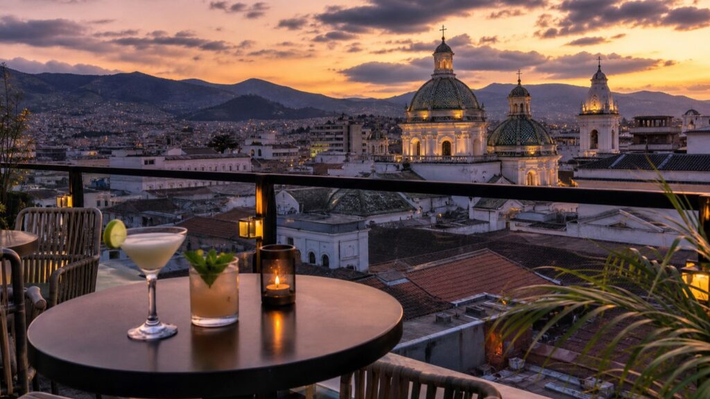 Bar en una terraza de Quito al atardecer con vista a las iglesias del centro histórico
