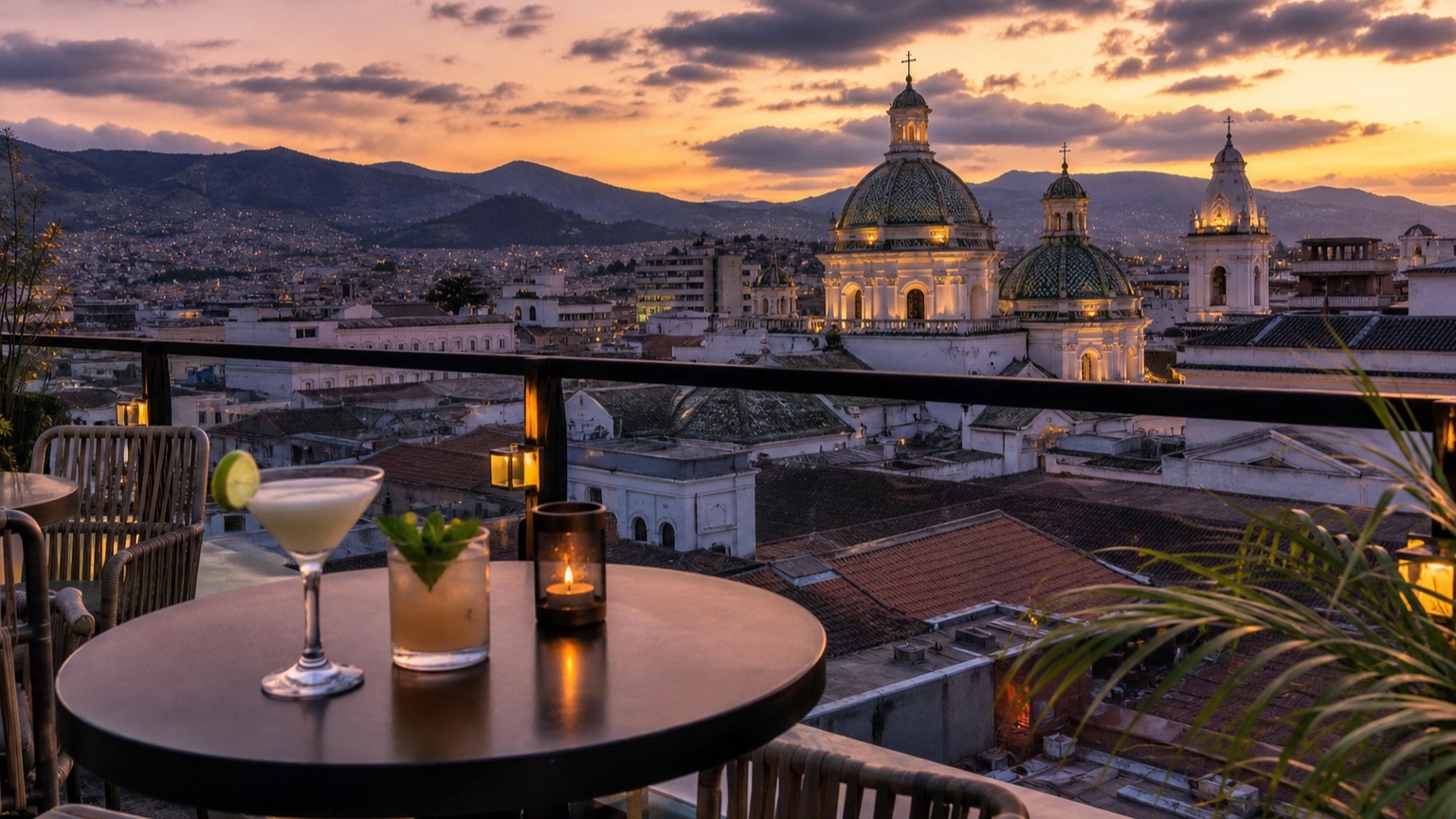 Bar en una terraza de Quito al atardecer con vista a las iglesias del centro histórico
